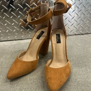 Daily shoes camel heeled shoes